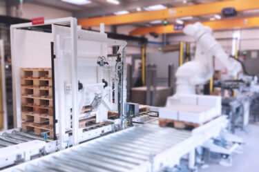 Pallet stacker and destacker for palletising cells