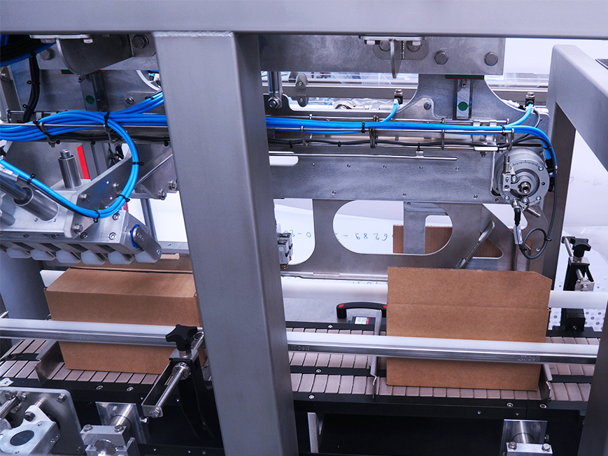Automatic RSC top load case packer case closing