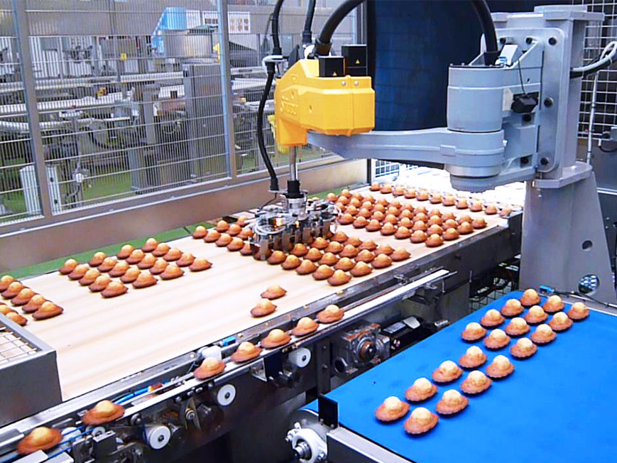 Flow pack machine loading system products take
