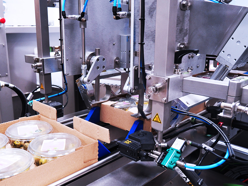 Wrap around case packer for trays cases closing