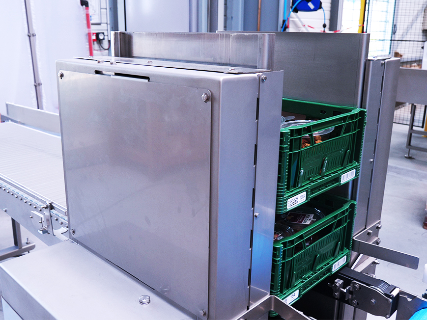 Wrap around case packer for trays cases piling